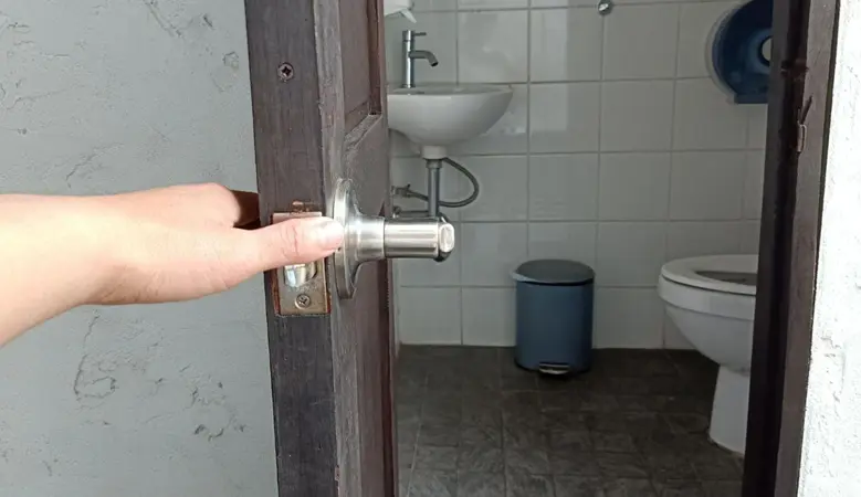 Bathroom door lock
